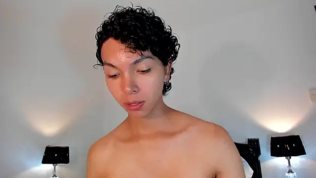 xhenisa  online show from March 10, 2025, 5:39 pm