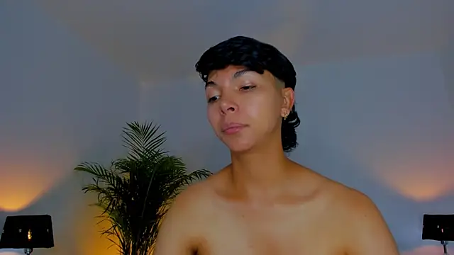 xhenisa  online show from September 23, 2025, 9:22 pm