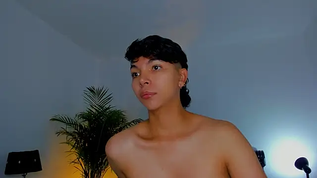 xhenisa  online show from September 25, 2025, 6:36 pm