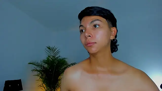 xhenisa  online show from September 29, 2025, 8:03 pm