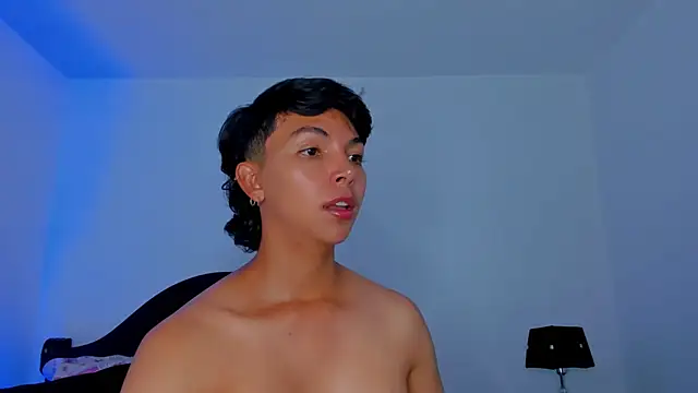 xhenisa  online show from September 10, 2025, 9:36 pm