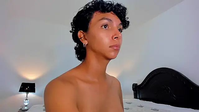 xhenisa  online show from February 22, 2025, 9:48 pm