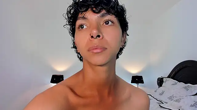 xhenisa  online show from January 17, 2025, 8:44 pm