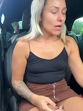 Snapshot of petrouchkaaa_ chatting on October 21, 2025, 9:41 am petrouchkaaa online show from October 21, 2025, 9:41 am