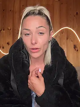 petrouchkaaa  online show from April 16, 2026, 9:39 pm