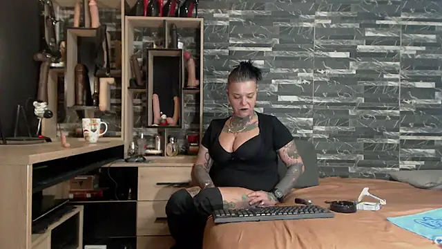 Snapshot of Mistress_Miry chatting on January 12, 2025, 4:31 am Mistress Miry online show from January 12, 2025, 4:31 am