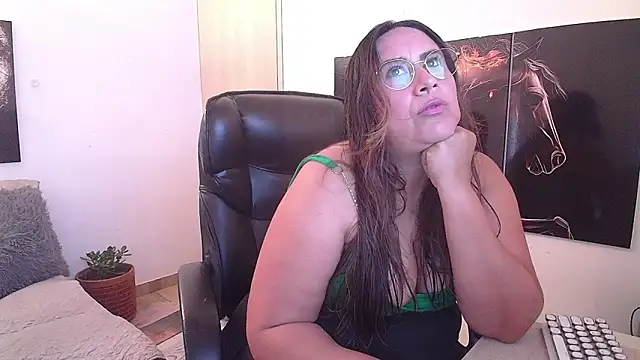 Snapshot of amalia_brunette chatting on July 17, 2026, 7:33 pm amalia brunette online show from July 17, 2026, 7:33 pm