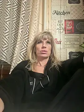 Snapshot of AlinaGrosu chatting on March 4, 2026, 9:44 pm AlinaGrosu online show from March 4, 2026, 9:44 pm