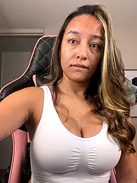 Snapshot of DianaHopson chatting on October 19, 2025, 1:19 am DianaHopson online show from October 19, 2025, 1:19 am