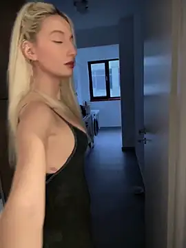 Snapshot of Ella_Charm chatting on September 10, 2025, 3:55 pm Ella Charm online show from September 10, 2025, 3:55 pm