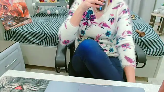 EveLove33 online show from April 3, 2026, 4:35 pm