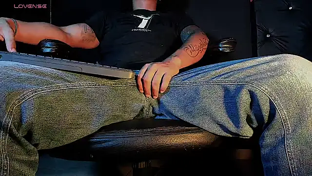 Snapshot of FuckHardlove chatting on January 8, 2026, 4:18 am FuckHardlove online show from January 8, 2026, 4:18 am