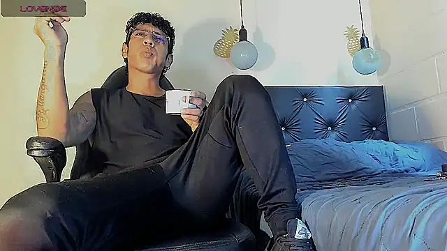 Snapshot of FuckHardlove chatting on March 2, 2025, 6:24 pm FuckHardlove online show from March 2, 2025, 6:24 pm