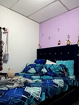 EllisW8 online show from November 17, 2025, 12:25 am