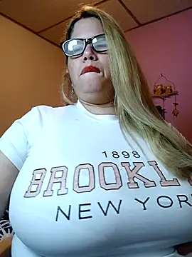 Snapshot of EllisW8 chatting on February 17, 2026, 11:07 am EllisW8 online show from February 17, 2026, 11:07 am