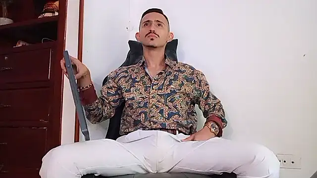 Snapshot of HomeAloneK chatting on November 25, 2025, 7:36 pm HomeAloneK online show from November 25, 2025, 7:36 pm