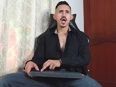 HomeAloneK online show from April 16, 2026, 9:39 pm