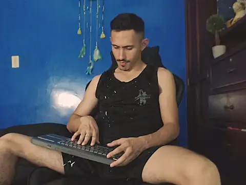 Snapshot of HomeAloneK chatting on November 2, 2025, 7:52 pm HomeAloneK online show from November 2, 2025, 7:52 pm