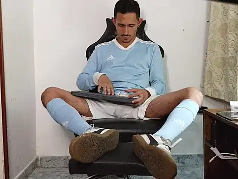 Snapshot of HomeAloneK chatting on December 15, 2025, 7:31 pm HomeAloneK online show from December 15, 2025, 7:31 pm