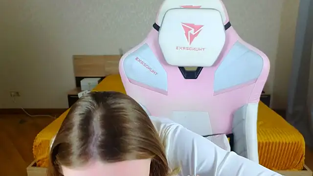 Snapshot of Cowell_Adelina chatting on December 15, 2025, 9:26 am Cowell Adelina online show from December 15, 2025, 9:26 am