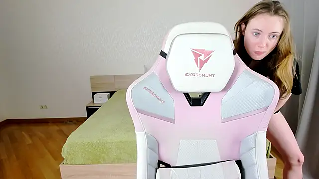 Snapshot of Cowell_Adelina chatting on September 13, 2025, 9:42 am Cowell Adelina online show from September 13, 2025, 9:42 am