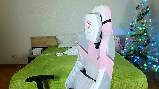 Snapshot of Cowell_Adelina chatting on December 21, 2025, 9:33 am Cowell Adelina online show from December 21, 2025, 9:33 am