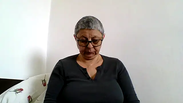 Snapshot of roseblak42 chatting on May 1, 2026, 12:43 pm roseblak42 online show from May 1, 2026, 12:43 pm