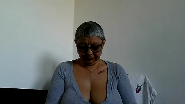 Snapshot of roseblak42 chatting on April 25, 2026, 4:04 pm roseblak42 online show from April 25, 2026, 4:04 pm