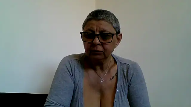 roseblak42 online show from April 19, 2026, 4:08 pm