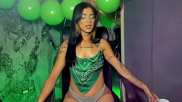 Snapshot of Trinna_harperr chatting on March 18, 2025, 2:29 am Trinna harperr online show from March 18, 2025, 2:29 am