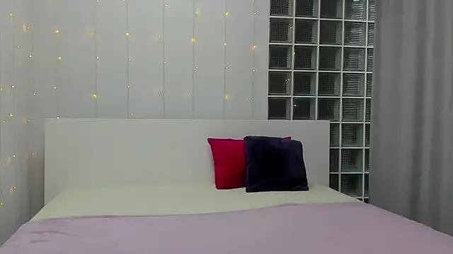 Snapshot of Tiny_JuJu chatting on September 25, 2025, 1:22 am Tiny JuJu online show from September 25, 2025, 1:22 am