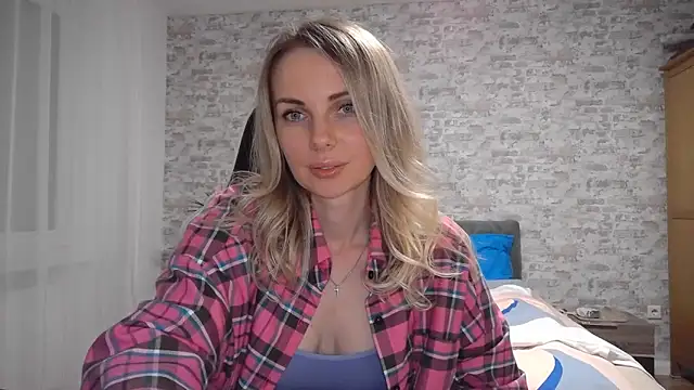 AlissonBia online show from September 22, 2025, 9:32 pm