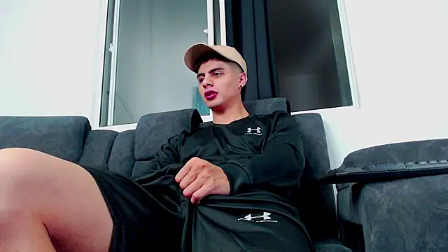 Stiven CL online show from October 21, 2025, 10:20 pm