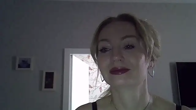 ZarinaSwift online show from September 23, 2025, 4:30 am