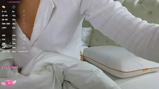 Snapshot of LaraSkinny chatting on November 12, 2025, 2:15 am LaraSkinny online show from November 12, 2025, 2:15 am