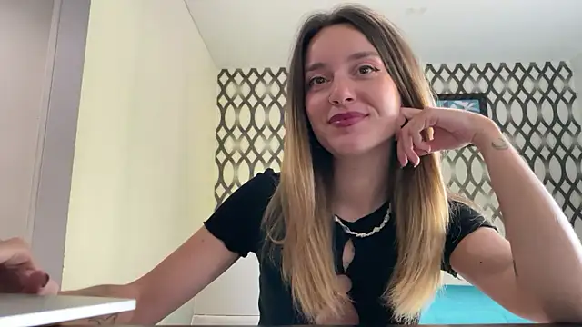 Snapshot of SirenaBelle chatting on February 8, 2025, 10:18 am SirenaBelle online show from February 8, 2025, 10:18 am