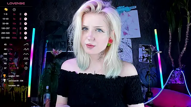 Snapshot of little_grinch666 chatting on March 3, 2025, 11:03 pm little grinch666 online show from March 3, 2025, 11:03 pm