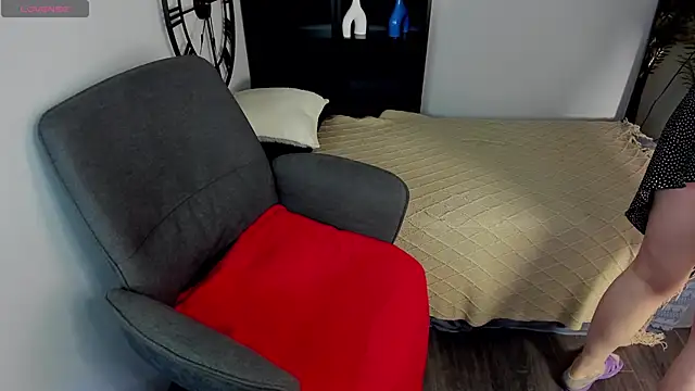 ZoeEast online show from November 26, 2025, 1:22 pm