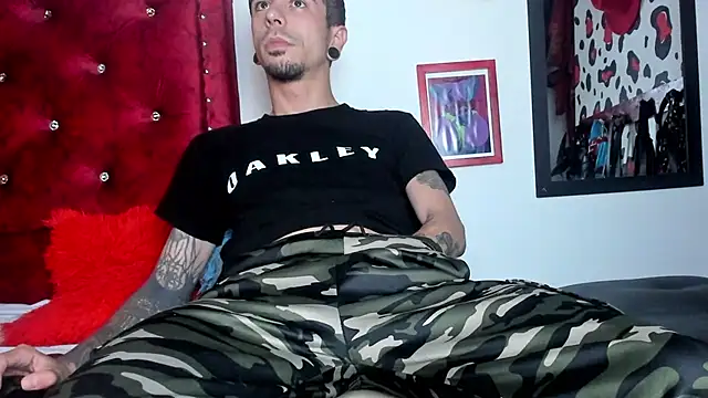 Snapshot of Aaron_BigDickxxx chatting on March 18, 2025, 8:06 am Aaron BigDickxxx online show from March 18, 2025, 8:06 am