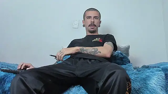 Aaron BigDickxxx online show from October 21, 2025, 6:57 am