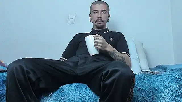 Snapshot of Aaron_BigDickxxx chatting on October 20, 2025, 6:37 am Aaron BigDickxxx online show from October 20, 2025, 6:37 am