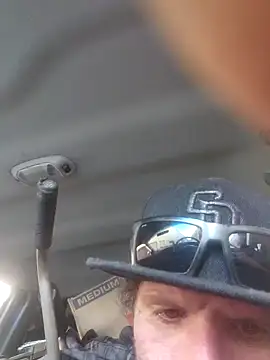 Snapshot of Crackkers chatting on December 14, 2024, 8:51 pm Crackkers online show from December 14, 2024, 8:51 pm