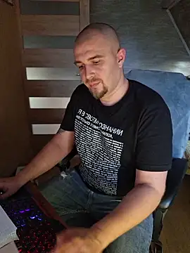 Snapshot of Foxyshaved chatting on November 4, 2025, 12:42 pm Foxyshaved online show from November 4, 2025, 12:42 pm