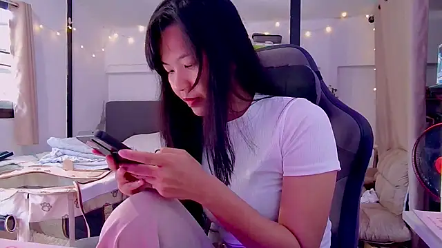 Snapshot of Kana_G chatting on March 5, 2025, 7:16 am Kana G online show from March 5, 2025, 7:16 am