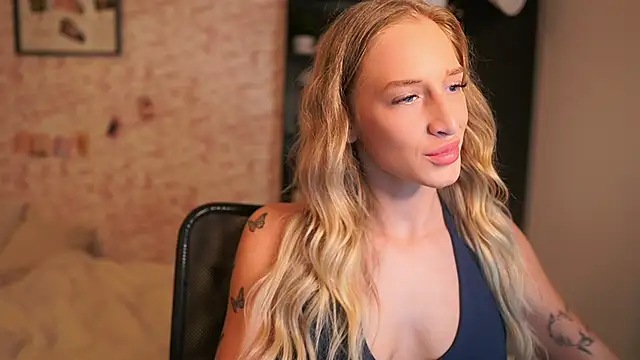 Nicolette  Shea  online show from November 14, 2025, 8:51 am