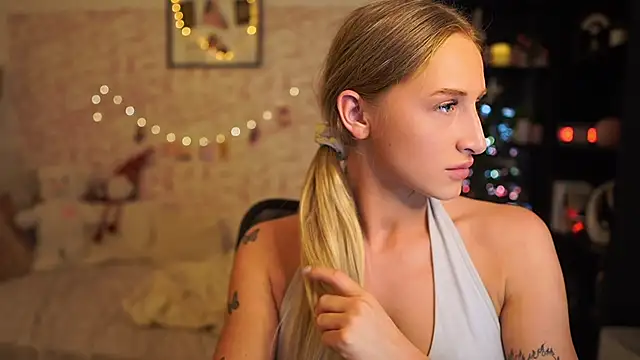 Nicolette  Shea  online show from December 3, 2025, 10:03 am