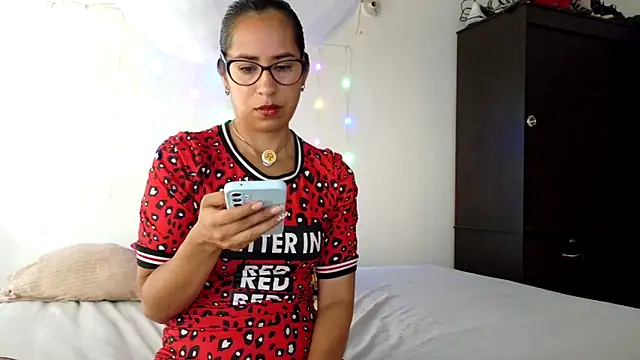 Snapshot of fantasty_nylon chatting on December 17, 2025, 2:33 pm fantasty nylon online show from December 17, 2025, 2:33 pm