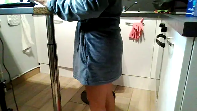 Snapshot of petite-Alondra chatting on February 7, 2026, 8:17 pm petite-Alondra online show from February 7, 2026, 8:17 pm