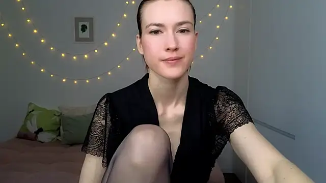 Snapshot of AliciaNewell chatting on July 5, 2026, 4:19 am AliciaNewell online show from July 5, 2026, 4:19 am