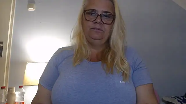 hotladymoon online show from July 27, 2026, 7:21 pm